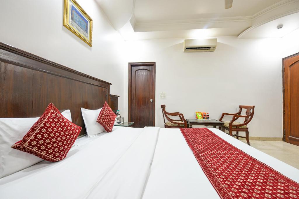 Postel nebo postele na pokoji v ubytování Hotel Legend International - 02 Mins from New Delhi Station