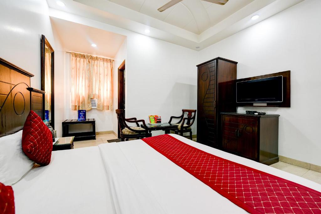 TV a/nebo společenská místnost v ubytování Hotel Legend International - 02 Mins from New Delhi Station