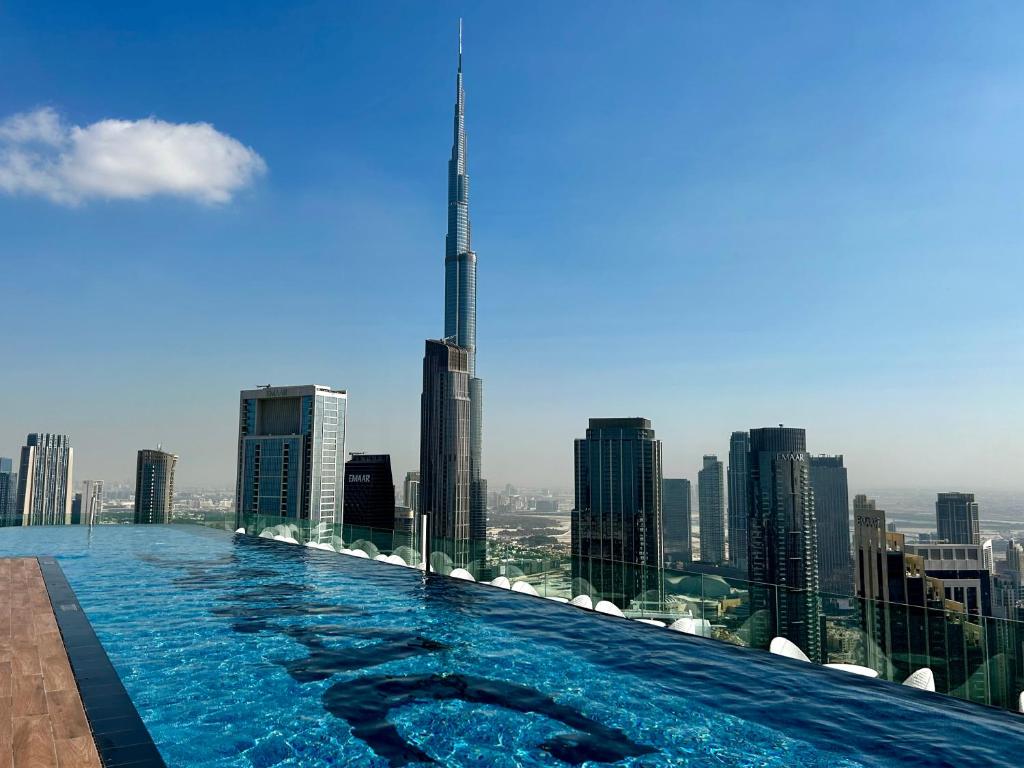 una piscina en la azotea de un rascacielos en Luxury Stay with Burj Khalifa Views &amp; Infinity Pool, en Dubái