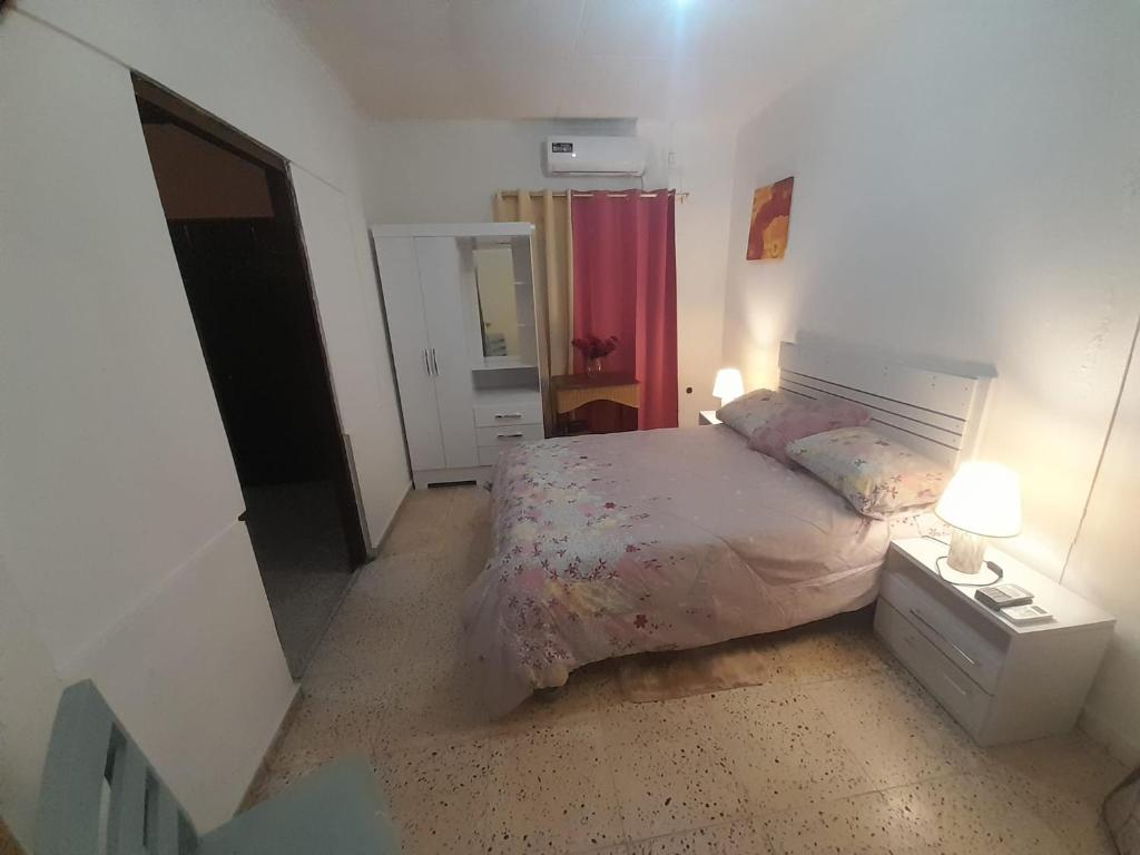 1 dormitorio pequeño con 1 cama y 2 lámparas en Central apartment in Otrabanda, en Willemstad