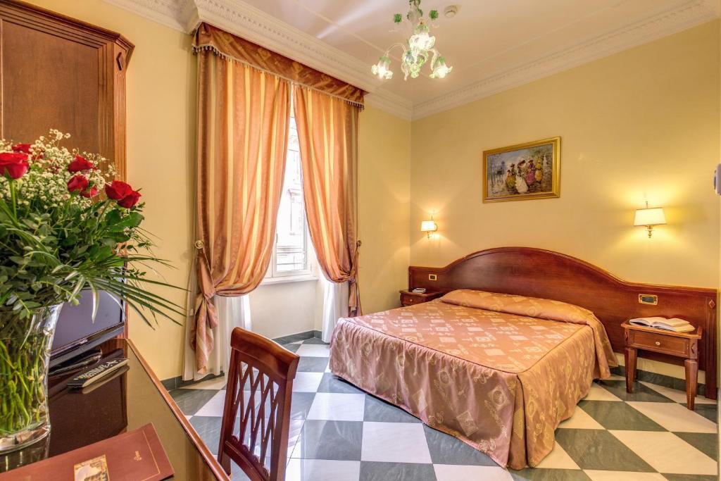 Cette chambre comprend un lit et une télévision. dans l'établissement Hotel Contilia, à Rome