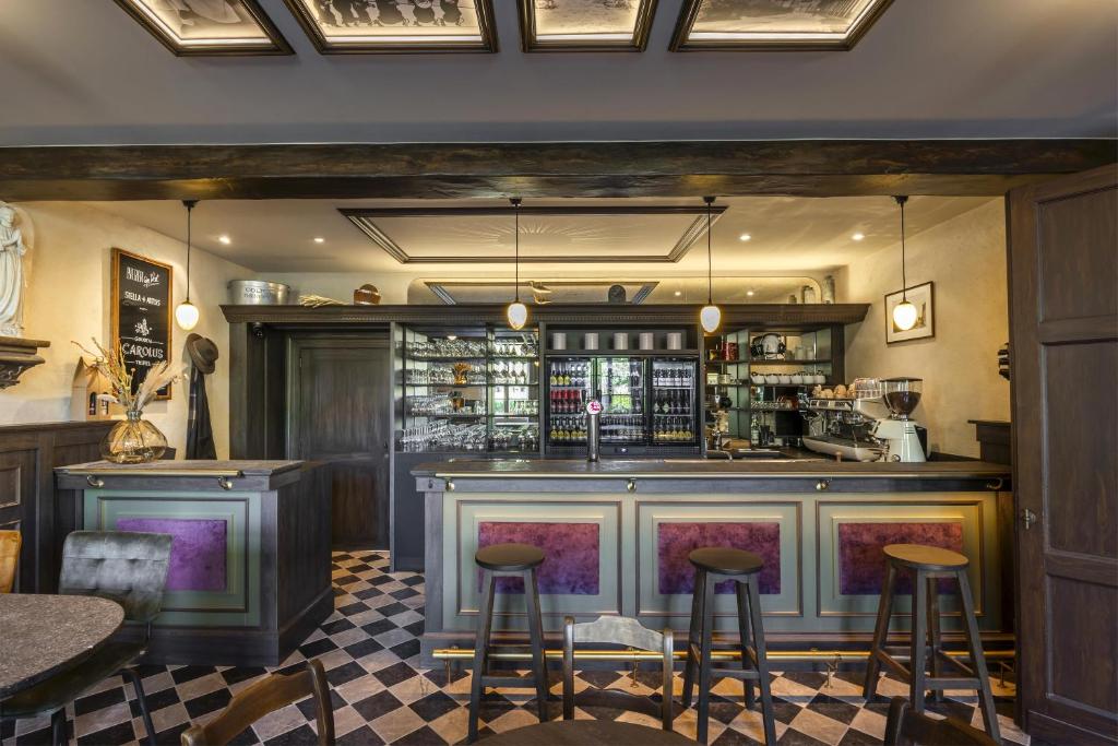 un bar in un ristorante con sgabelli di B&B CONVENT Begijnhof Herentals a Herentals