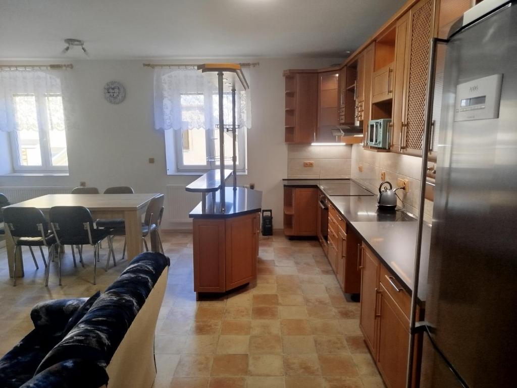 Kuchyň nebo kuchyňský kout v ubytování Apartmány pod Barunčinou školou