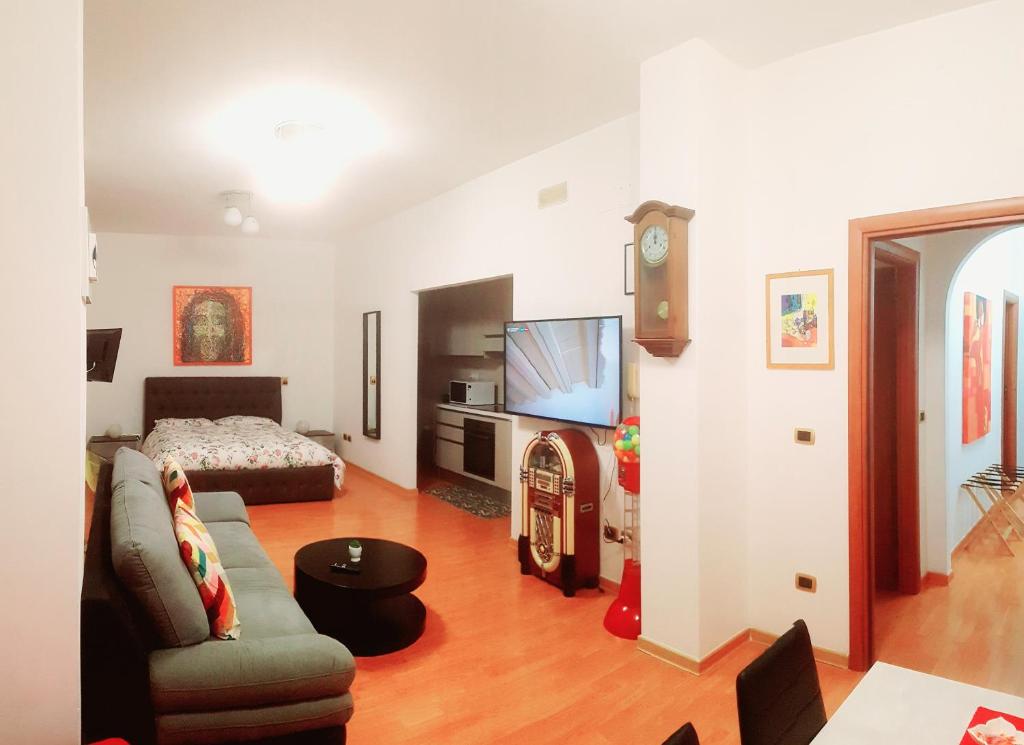 Televízia a/alebo spoločenská miestnosť v ubytovaní Casa Vacanze VITTORIA