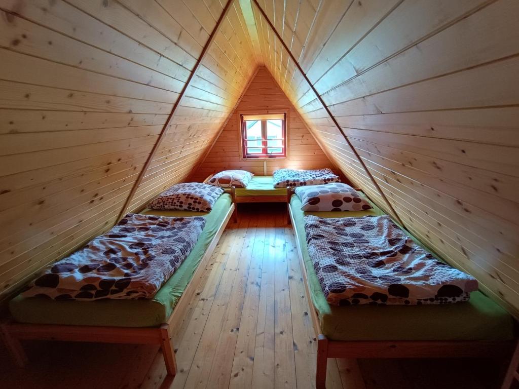 Postel nebo postele na pokoji v ubytování Domki Letniskowe u Karola