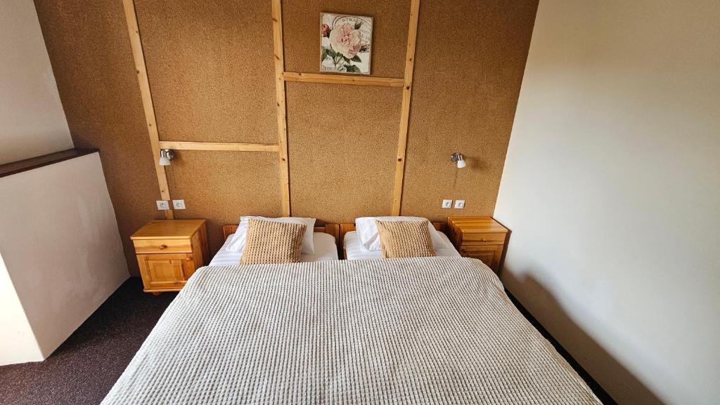a pair of beds in a small room withermottermott at Mala Narnia in Frymburk
