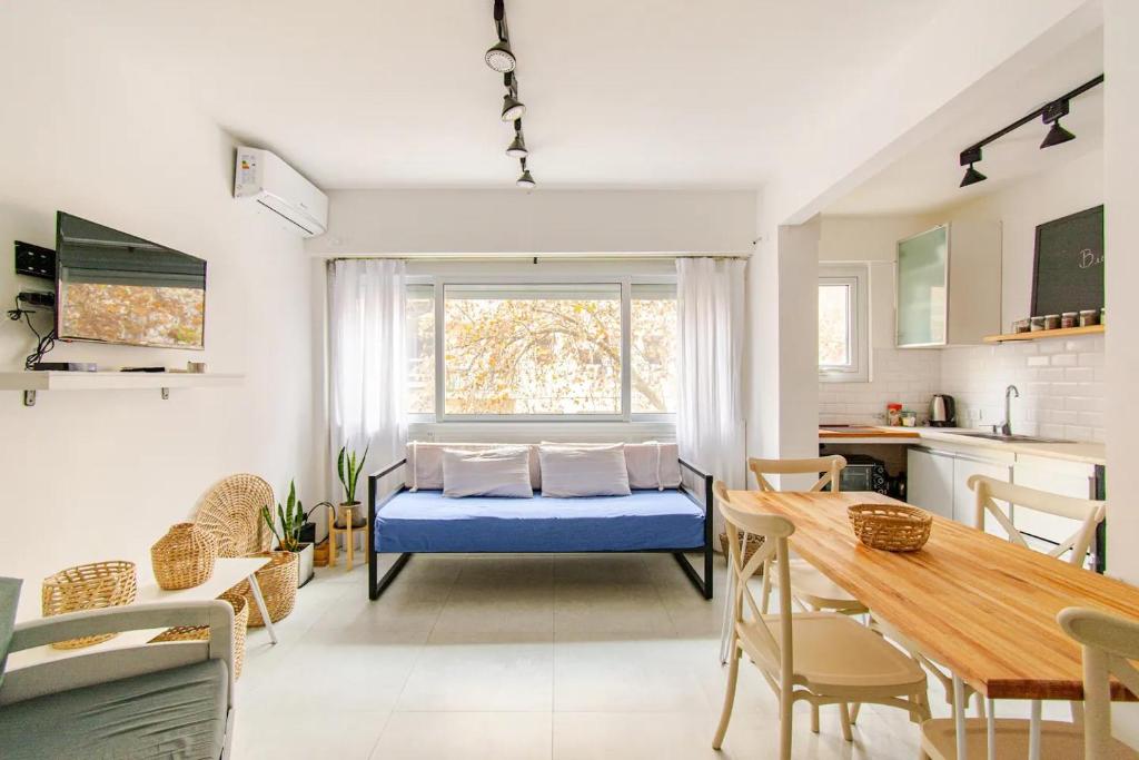 a living room with a bed and a dining room table at Confort en zona Güemes y Shopping Aldrey, a 2 cuadras de la playa. in Mar del Plata