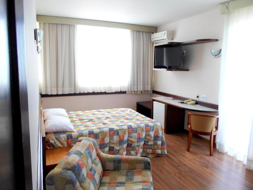 Postel nebo postele na pokoji v ubytování Atalaia Palace Hotel