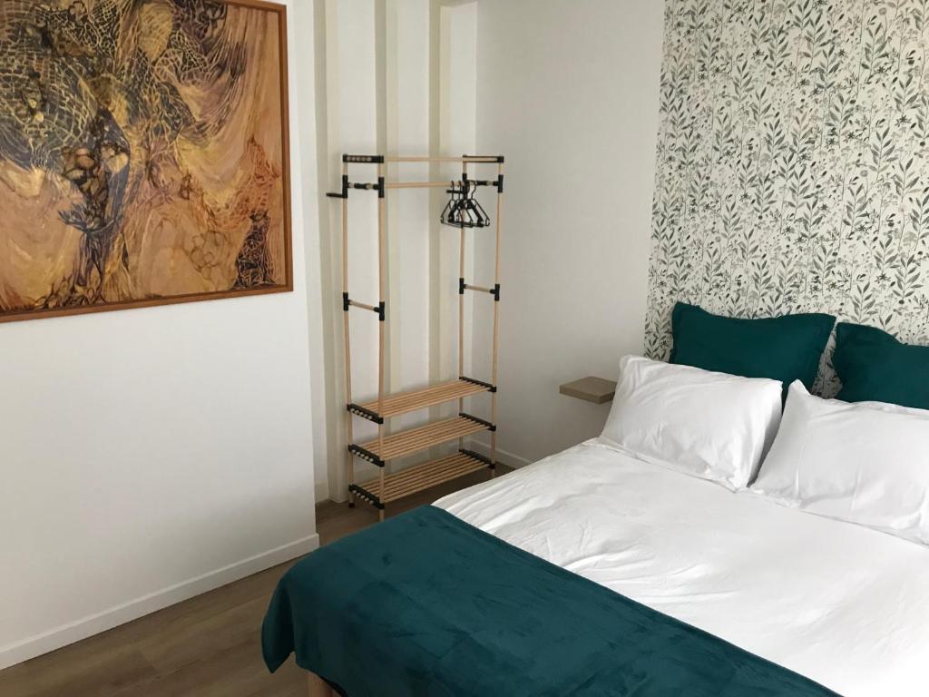 Una cama o camas en una habitación de Au cœur de ville - MAIRIE