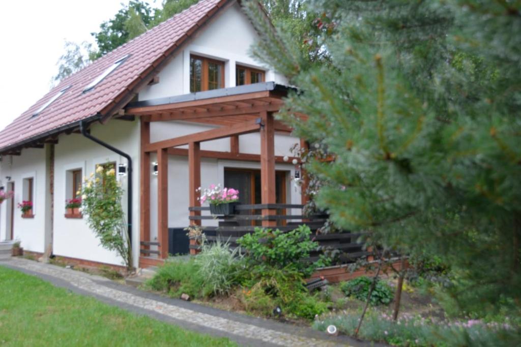 Κήπος έξω από το Large Holiday Home Czapiewice