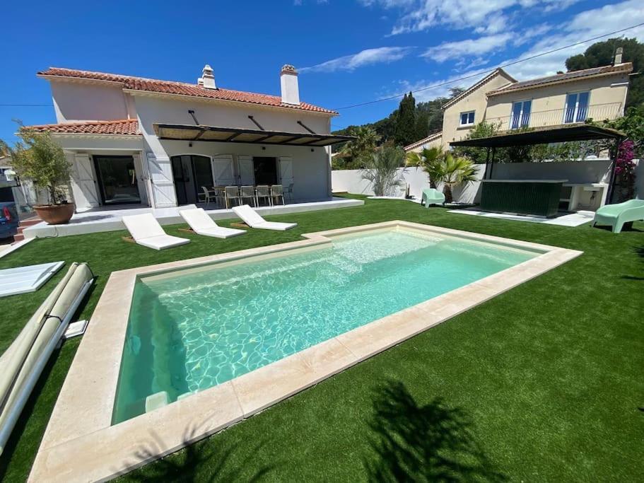une piscine dans la cour d'une maison dans l'établissement Magnifique Villa avec piscine proche plage, à Six-Fours-les-Plages