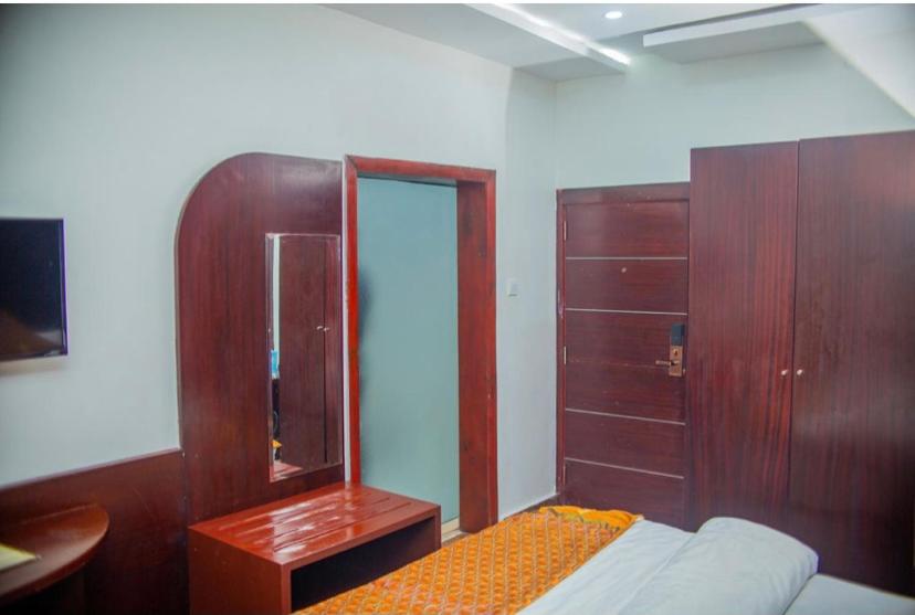 Postel nebo postele na pokoji v ubytování Galpin Suites
