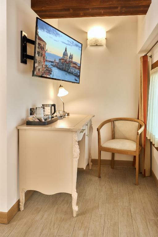 TV a/nebo společenská místnost v ubytování Albergo Antica Corte Marchesini