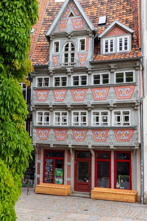 a large building with red and white designs on it at Ferienwohnung Zuckerschnute in Quedlinburg