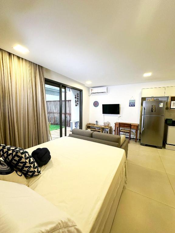 Uma TV ou centro de entretenimento em Estilo Itacaré best location