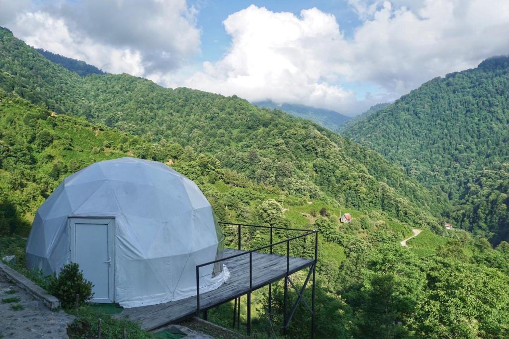 Nespecifikovaný výhled na hory nebo výhled na hory při pohledu z luxury tent