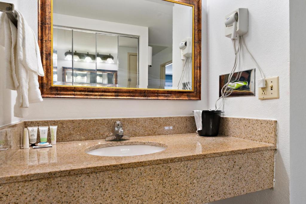 Chicago Club Inn & Suite - King Room - Disability Access