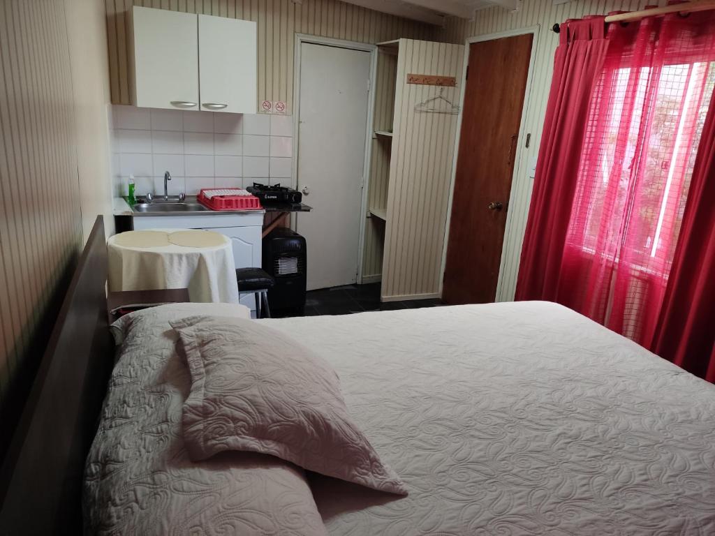 Postel nebo postele na pokoji v ubytování Hostal Saint Michell. El Quisco