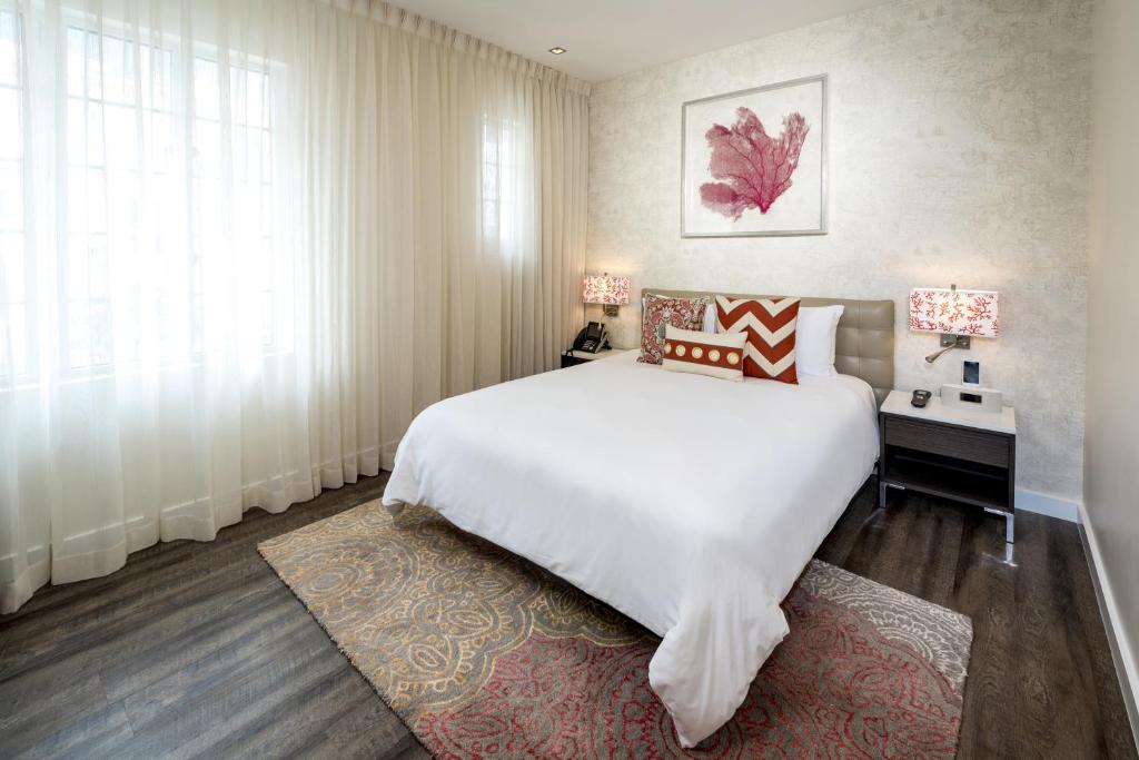 Cama ou camas em um quarto em The Marlin Hotel