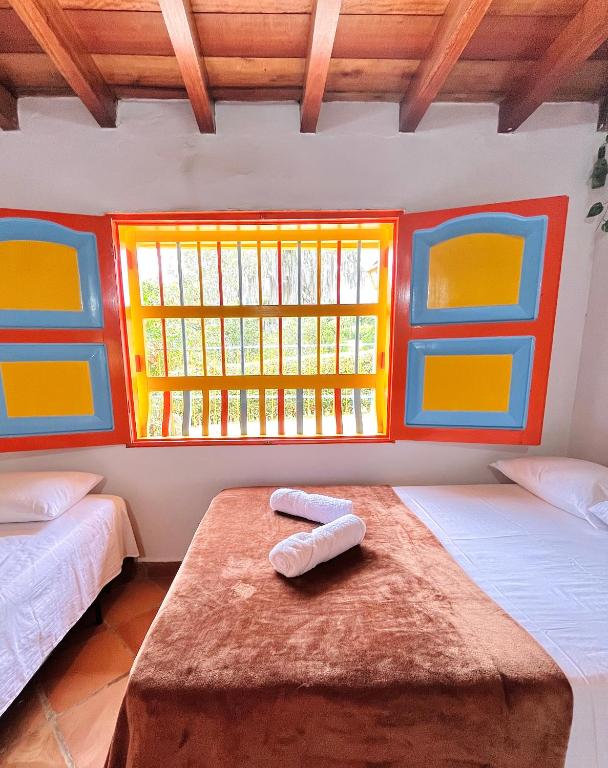 Postel nebo postele na pokoji v ubytování Casa de las Rocas Hostel