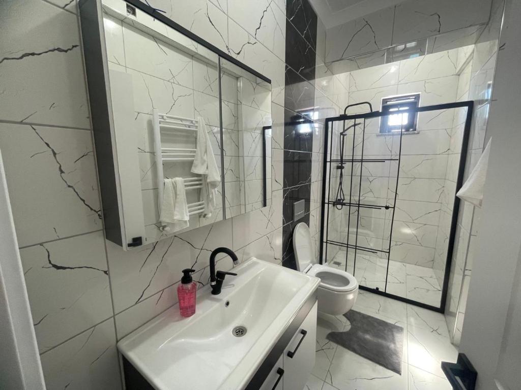 Koupelna v ubytování Sarımeşe Havuzlu Villa