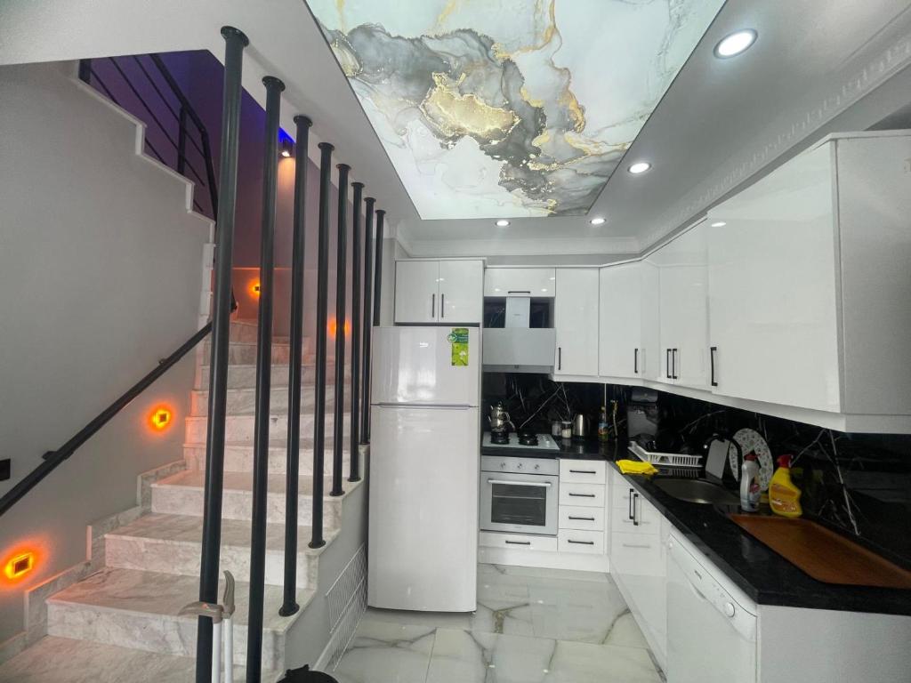 Kuchyň nebo kuchyňský kout v ubytování Sarımeşe Havuzlu Villa