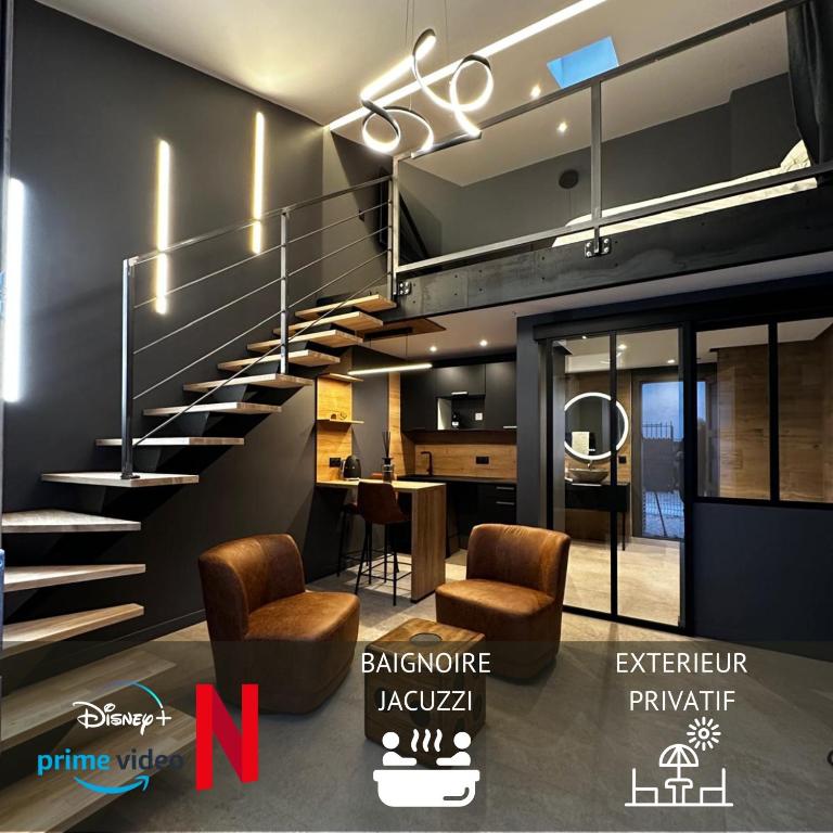 - un escalier dans une maison avec des chaises et une table dans l'établissement Loft Cocoon Spa, à Nîmes