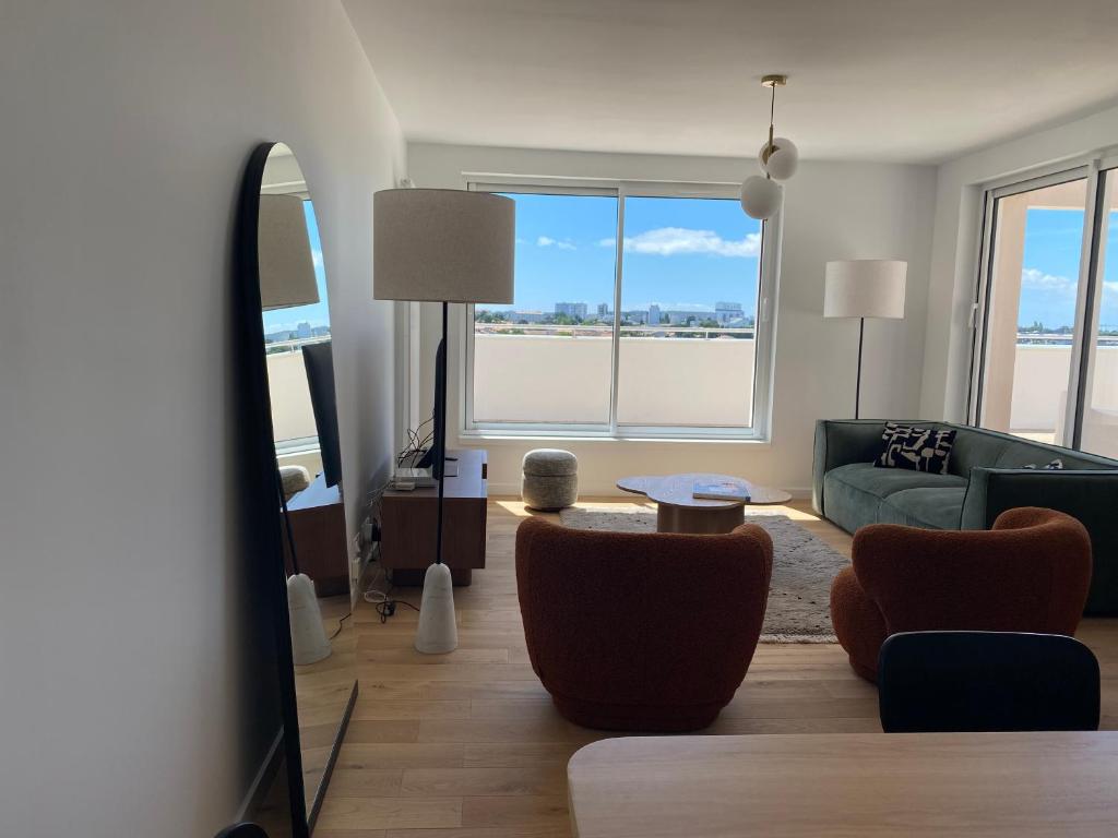un salon avec un canapé et une table dans l'établissement Appartement terrasse centre ville, à La Rochelle