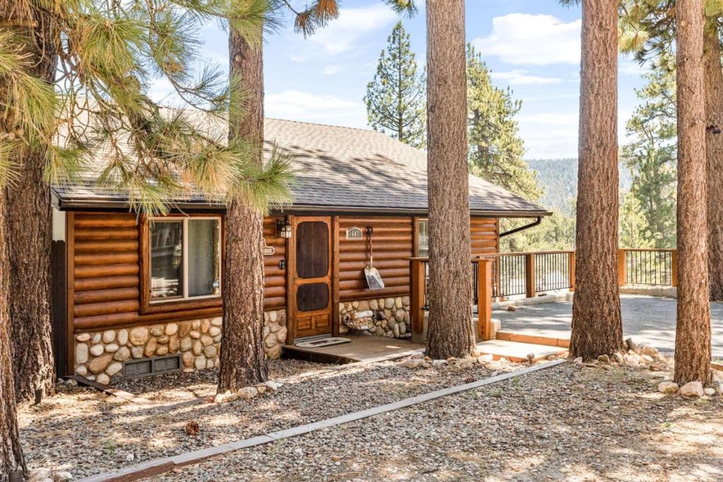 una cabina nel bosco con palme di Little Lakeview Lodge a Big Bear Lake