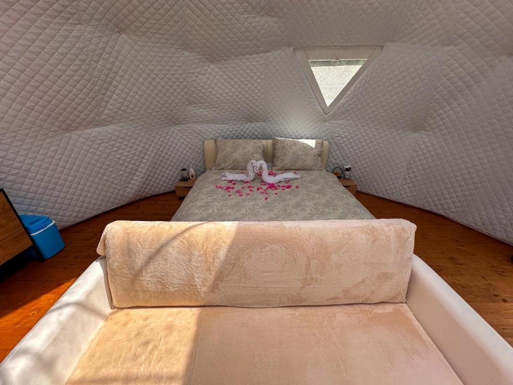 Postel nebo postele na pokoji v ubytování Hideaway Glamping