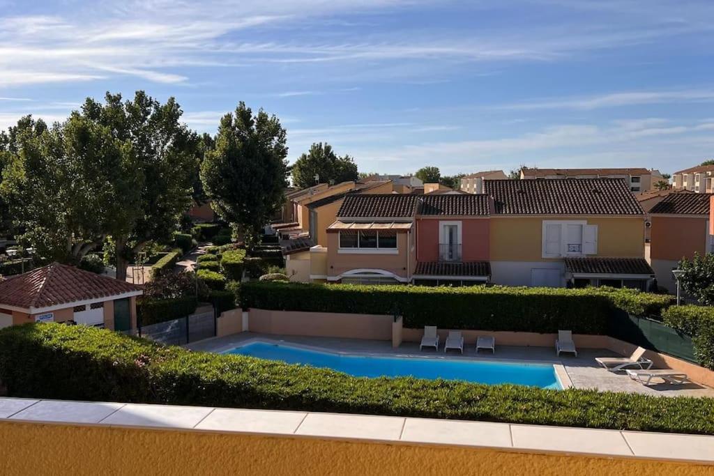 une vue d'une maison avec piscine dans l'établissement Appartement Marseillan Plage, à Marseillan