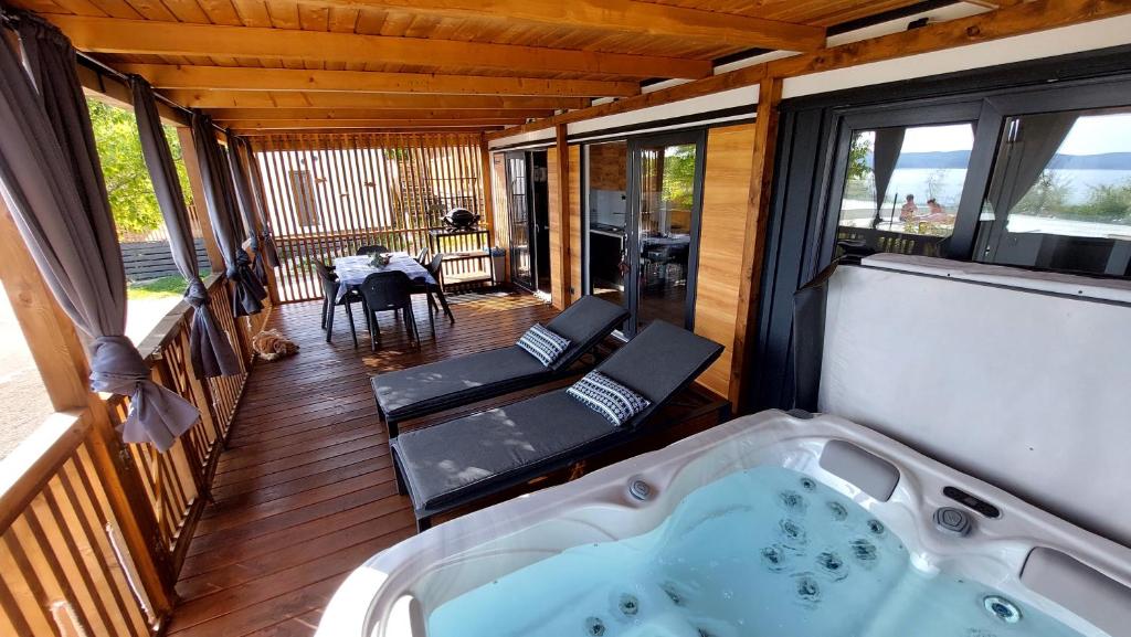 Posezení v ubytování MOBILE HOMES SELCE - Alpe Jadran MOBIL