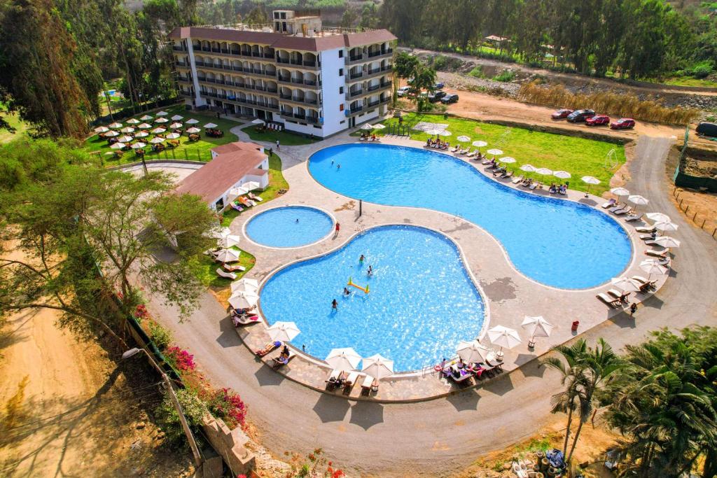 widok na basen w ośrodku w obiekcie Ribera del Rio Club Resort w mieście Cieneguilla