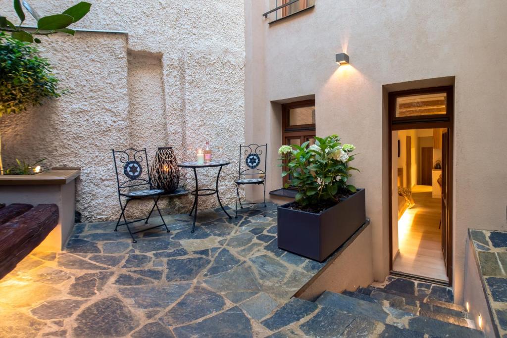 White Wolf Boutique Apartments - 7