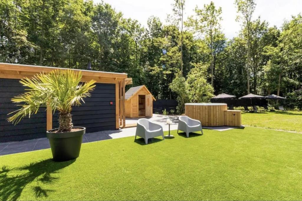Zahrada ubytování Yellow Tiny House with shared pool