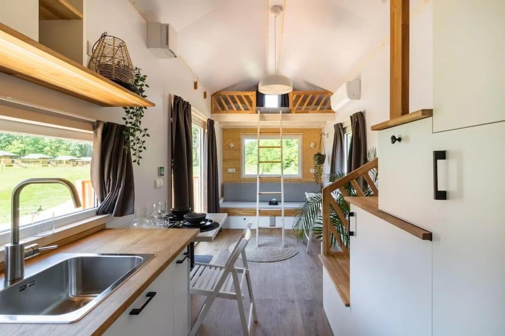 Kuchyň nebo kuchyňský kout v ubytování Yellow Tiny House with shared pool