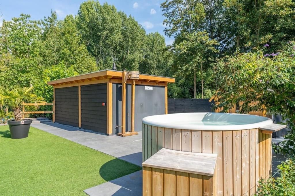 Zahrada ubytování Yellow Tiny House with shared pool