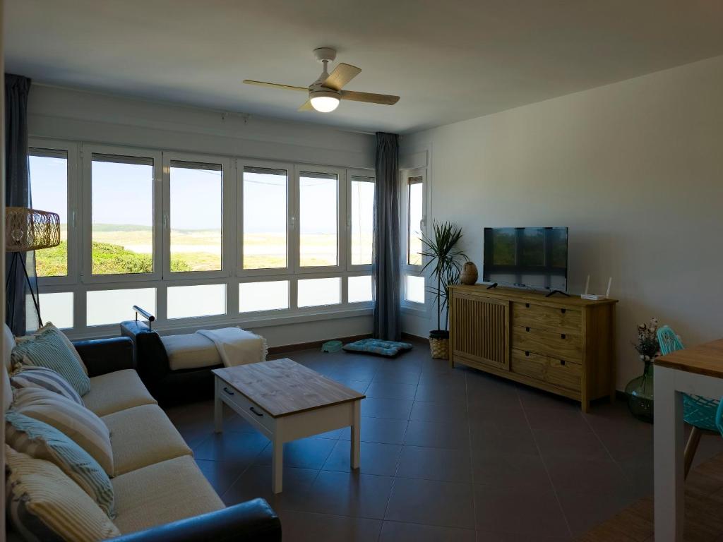 a living room with a couch and a tv at Apartamento O lago in Valdoviño