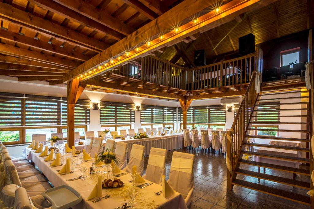 Reštaurácia alebo iné gastronomické zariadenie v ubytovaní Penzion Almada