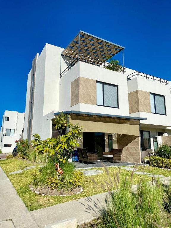 a house with a solarium on top of it at Casa Moderna con Alberca en Morelos in Xochitepec