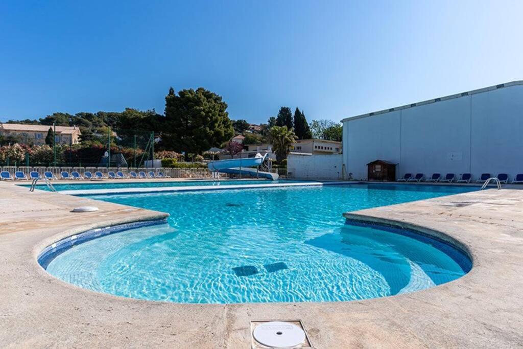 une grande piscine avec de l'eau bleue dans l'établissement Appartement T3 à 400m de la mer, à La Londe-les-Maures