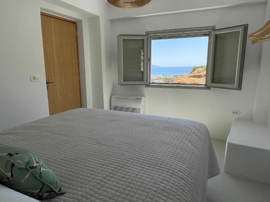 Postel nebo postele na pokoji v ubytování Solo Sole Suites Santorini