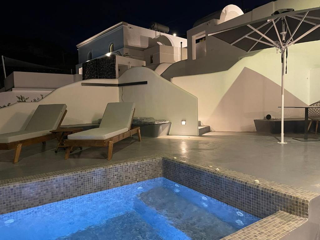 Bazén v ubytování Solo Sole Suites Santorini nebo v jeho okolí