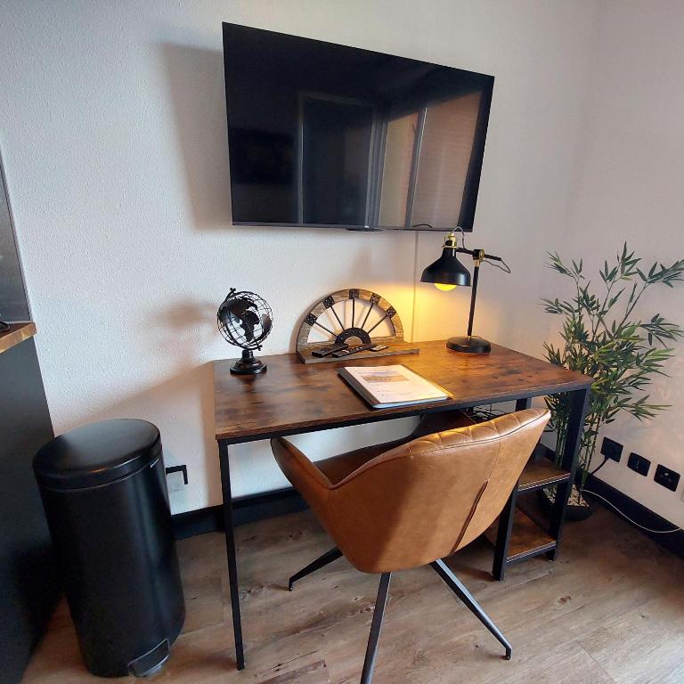 Televízia a/alebo spoločenská miestnosť v ubytovaní L'Atelier St James - Gare, Parking Privé - Clim - Piscine