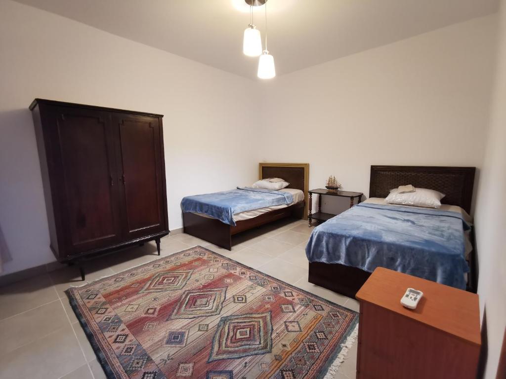 Postel nebo postele na pokoji v ubytování amwaj chalet north coast قرية أمواج الساحل الشمالي