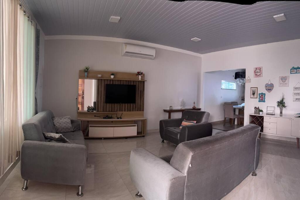 un soggiorno con 2 sedie e una TV di Casa - período do festival a Parintins