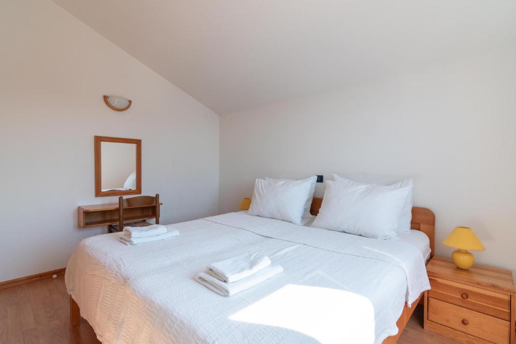 Posteľ alebo postele v izbe v ubytovaní Beachfront Lovro apartment