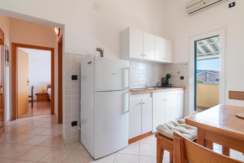 Kuchyňa alebo kuchynka v ubytovaní Beachfront Lovro apartment