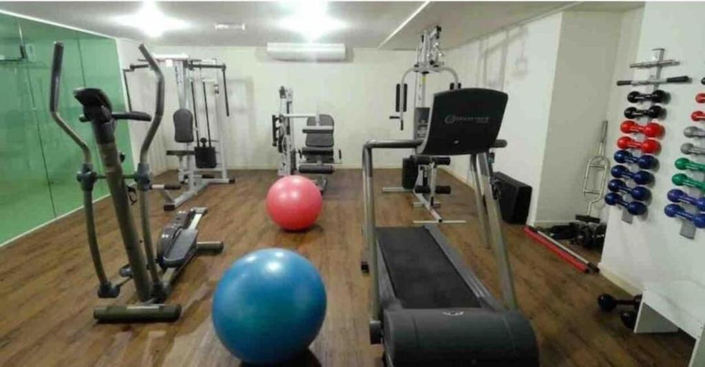 um ginásio com equipamento de exercício e uma bola azul no chão em Blue Sunset Beira Mar em João Pessoa