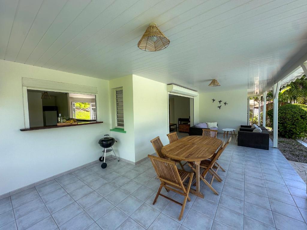 TV a/nebo společenská místnost v ubytování Villa Les 4 colibris, 3 Chambres, piscine, jardin et vue imprenable !